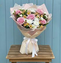 Букет цветов из:  Гвоздики, Орхидеи и Розы в Новофедоровке