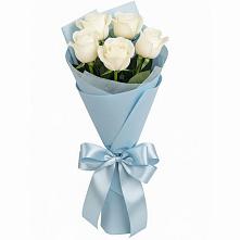 Букет 5 Белых роз Проуд в Новофедоровке