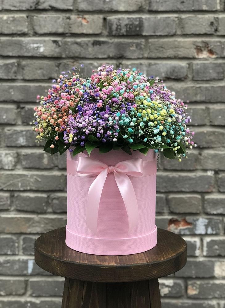 Цветочная композиция из Гипсофила и Розы в шляпной коробке в Новофедоровке