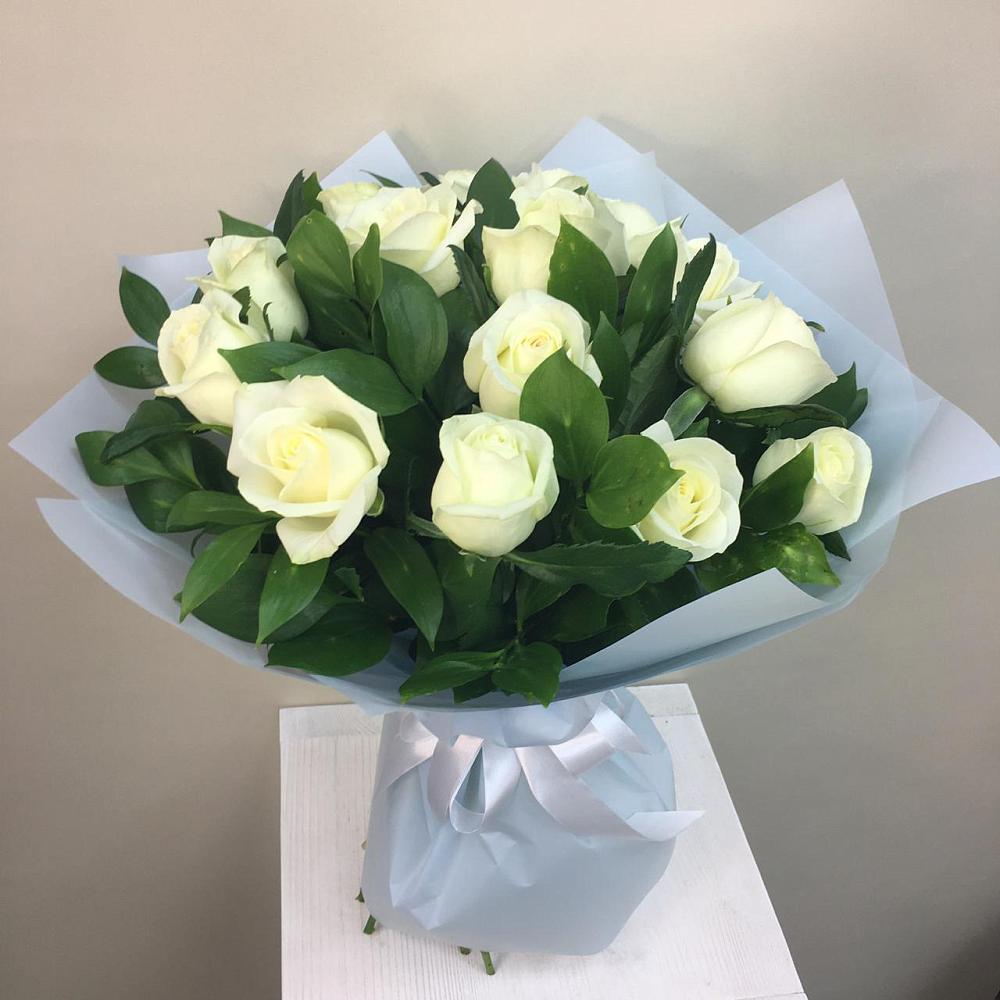 Букет 15 Белых роз Проуд в Новофедоровке