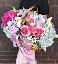 Цветочная композиция из Розы, Хризантемы, Пионы и Лизиантусы в корзине в Новофедоровке