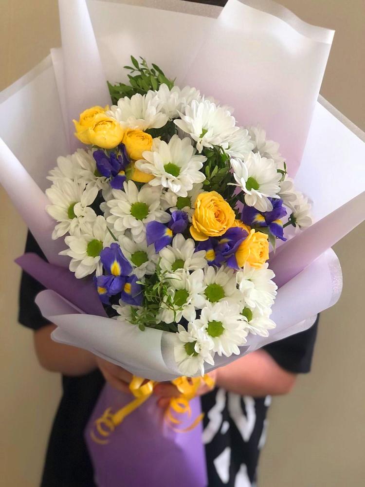 Букет цветов из: Ирисы, Хризантемы и Розы в Новофедоровке