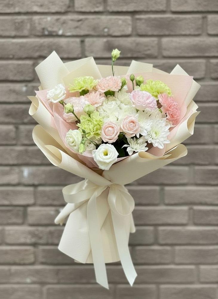 Букет цветов из: Гвоздики, Розы, Лизиантусы и Хризантемы в Новофедоровке
