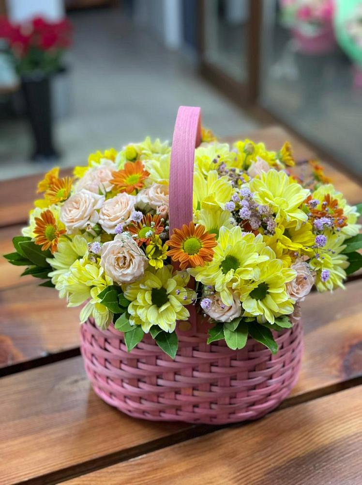 Цветочная композиция из Хризантемы и Розы в корзине в Новофедоровке