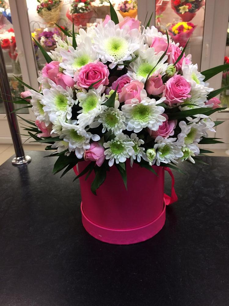 Цветочная композиция из Розы и Хризантемы в шляпной коробке в Новофедоровке