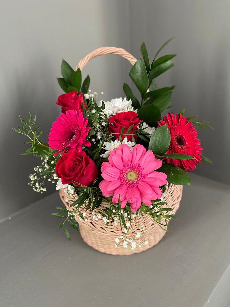Цветочная композиция из Розы, Хризантемы и Герберы в корзине в Новофедоровке