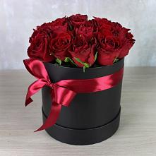 Цветочная композиция из Розы в шляпной коробке в Новофедоровке