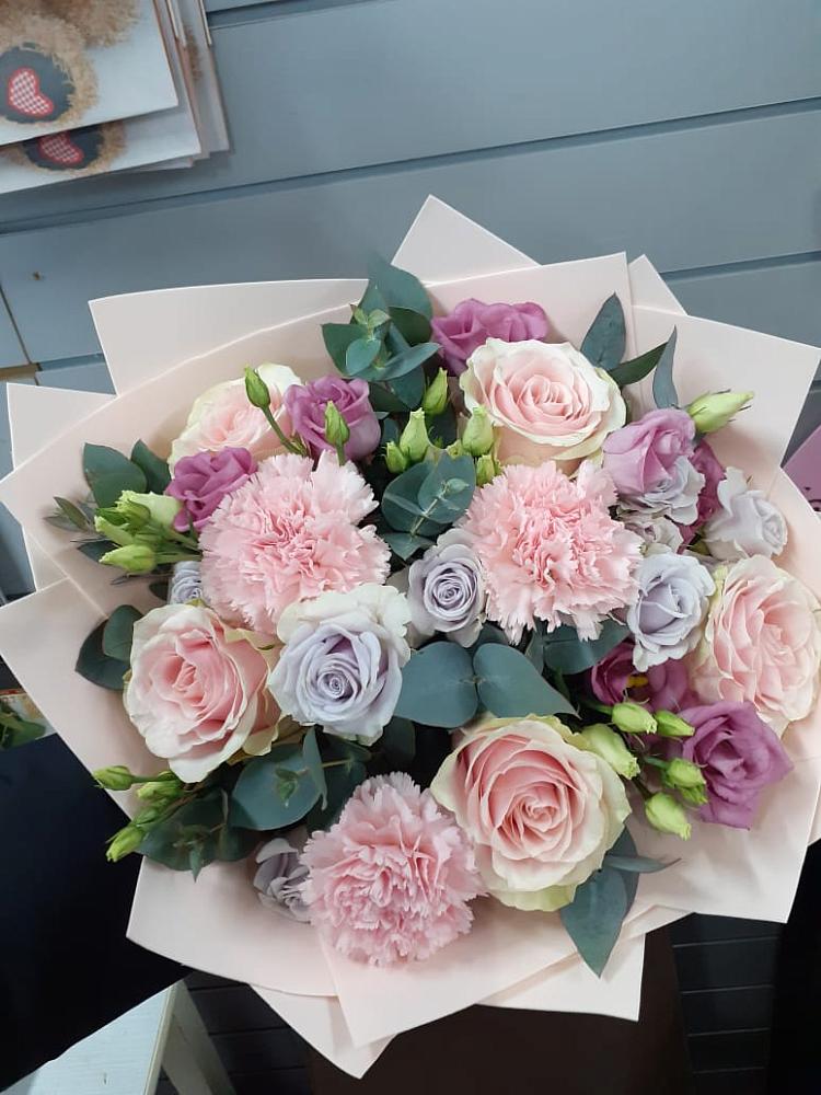 Букет цветов из: Розы, Гвоздики и Лизиантусы в Новофедоровке