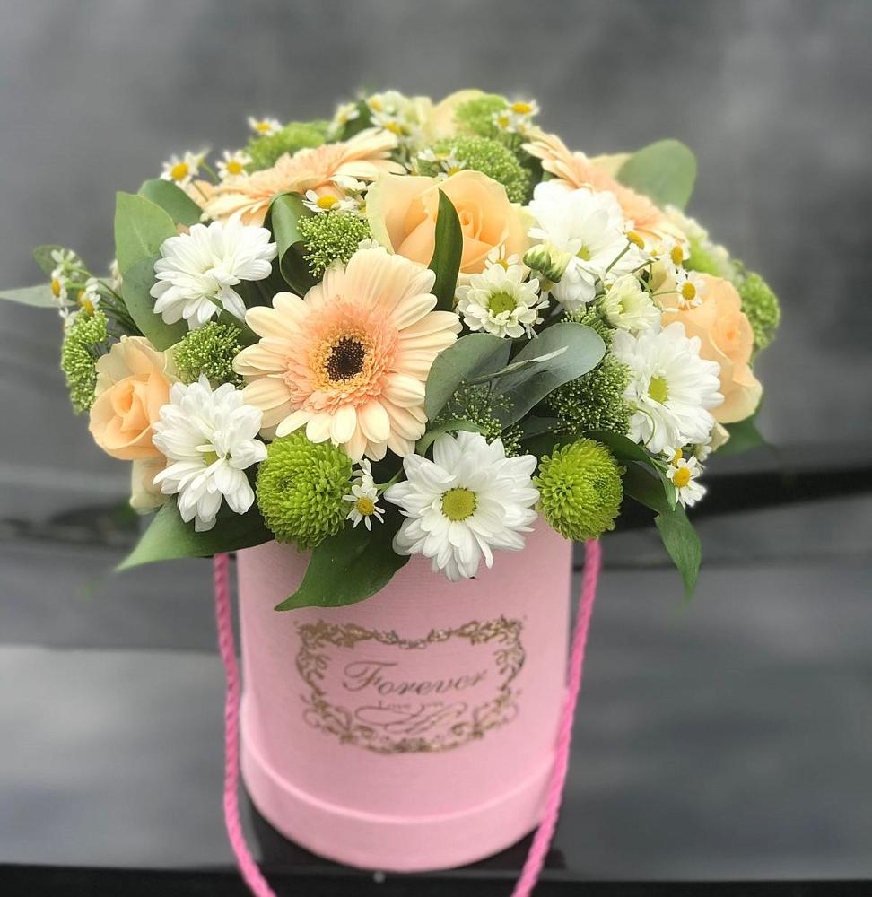 Цветочная композиция из Розы, Герберы и Хризантемы в шляпной коробке в Новофедоровке