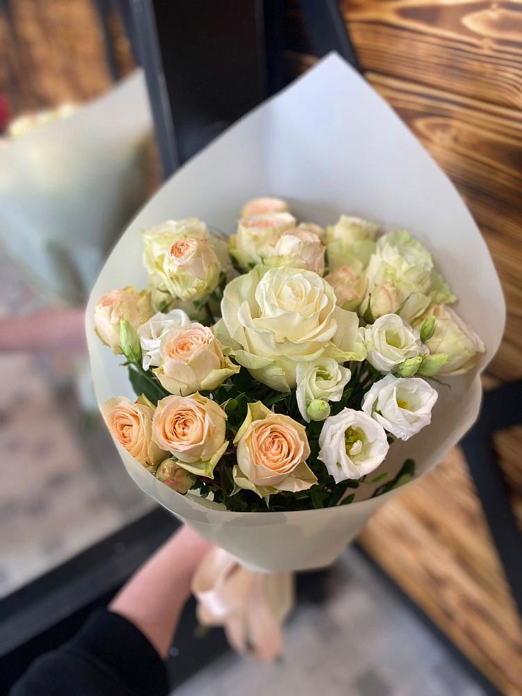 Букет цветов из: Розы и Лизиантусы в Новофедоровке